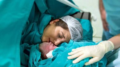 صورة هل الولادة القيصرية آمنة مقارنة مع الولادة الطبيعية؟