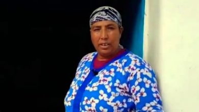 صورة أمي نعيمة في قبضة الشرطة بسبب تزيل فيديو على اليوتيوب أنكرت فيه وجود فيروس كورونا
