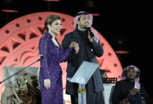 صورة فؤاد عبدالواحد “يزف” أصالة على عريسها في مسرح “ليالي أوايسس” في موسم الرياض