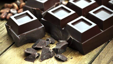 صورة لا يؤدي تناول الشوكولاتة الداكنة إلى زيادة الوزن.