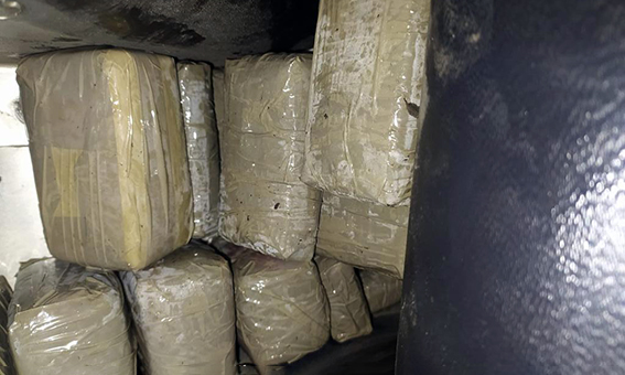 احباط عملية للتهريب الدولي لشحنة من مخدر الشيرا، كانت محملة على متن ثلاث شاحنات للنقل الدولي للبضائع.